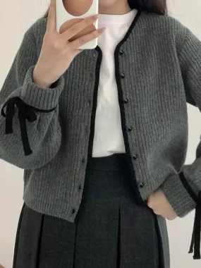 Strickjacke mit Kontrastbesatz und Schleifendekor