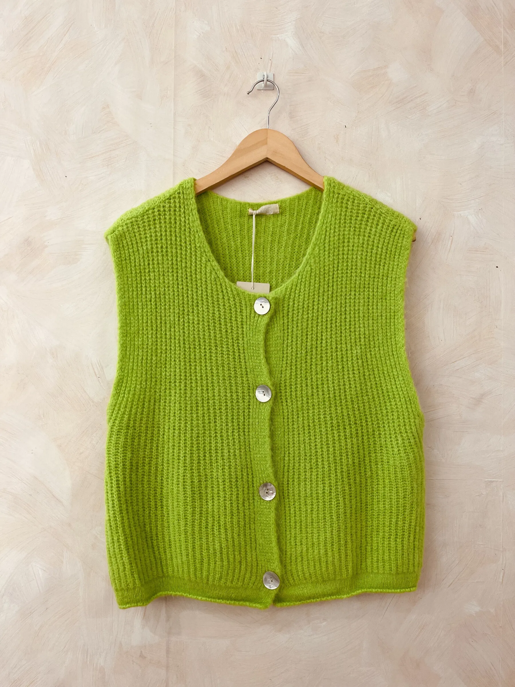Ärmellose Strickjacke aus Babyalpaka mit Knopf
